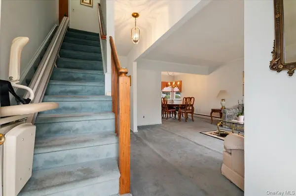 11 Hastings LN, Hicksville, NY 11801