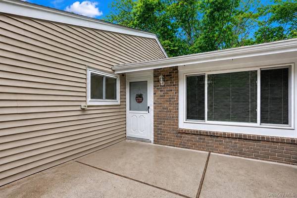 236 Springmeadow DR #I, Holbrook, NY 11741