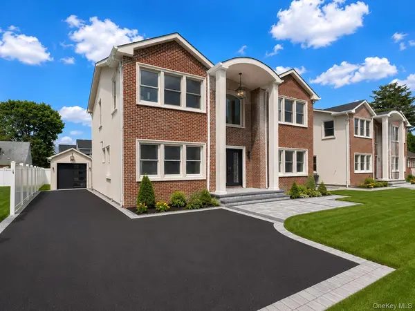 16 Fountain ST, Hicksville, NY 11801