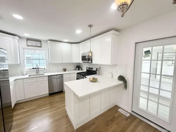 20 Iris AVE, Merrick, NY 11566