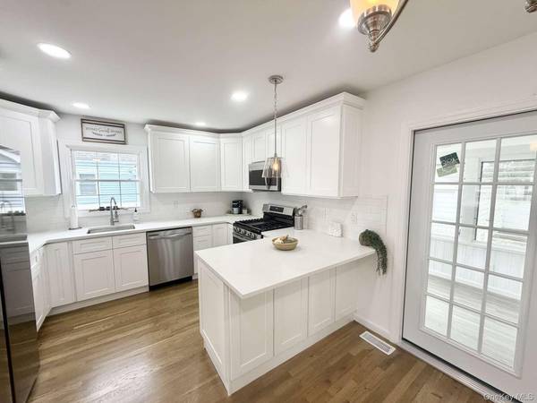 20 Iris AVE, Merrick, NY 11566
