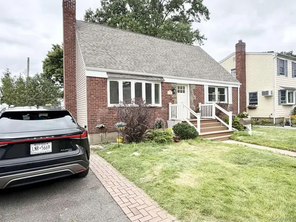 20 Iris AVE, Merrick, NY 11566