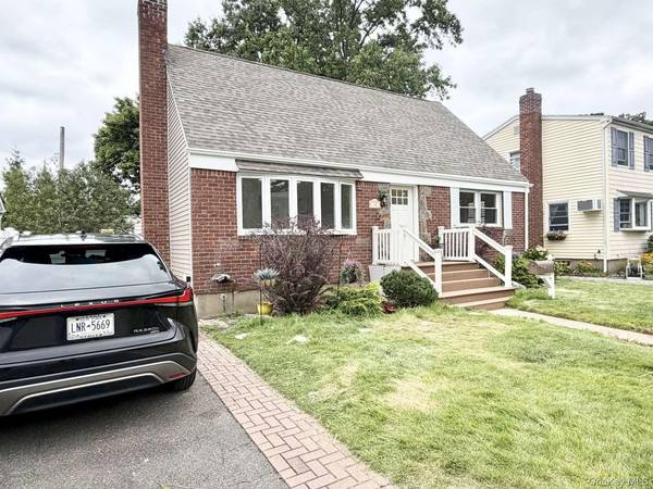 20 Iris AVE, Merrick, NY 11566
