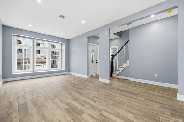 9 James ST, East Rockaway, NY 11518