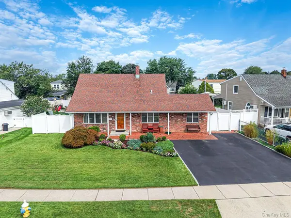 60 Academy LN, Levittown, NY 11756
