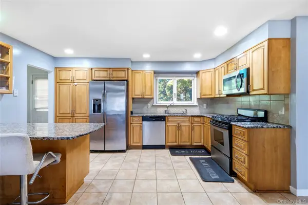 21 Milleridge DR, Deer Park, NY 11729