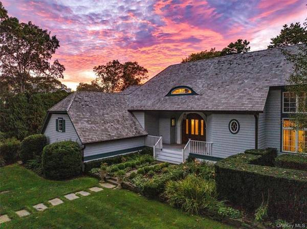 8 Fish Creek LN, Remsenburg, NY 11960