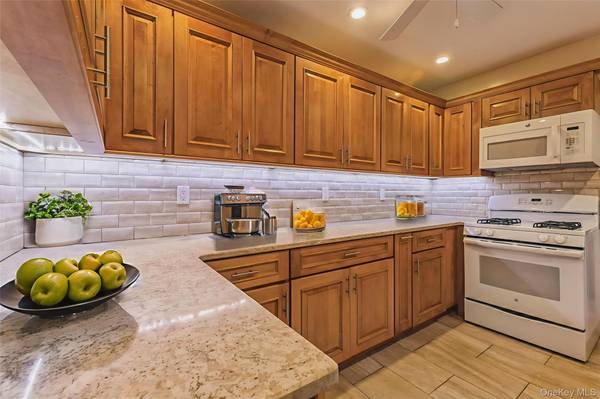 99-10 60th AVE #6E, Corona, NY 11368