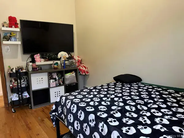 80-29 57th ST, Glendale, NY 11385