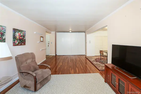 224-24 Union TPKE #4H, Oakland Gardens, NY 11364