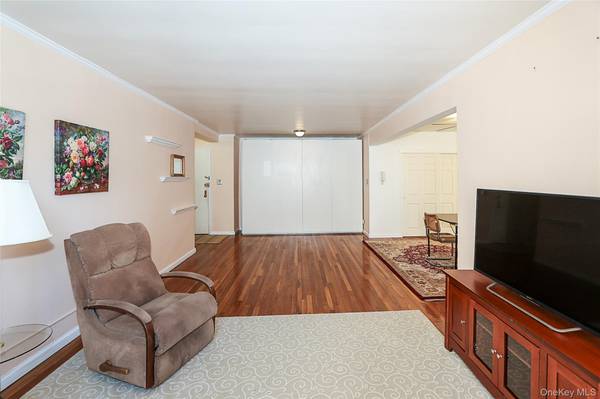 224-24 Union TPKE #4H, Oakland Gardens, NY 11364