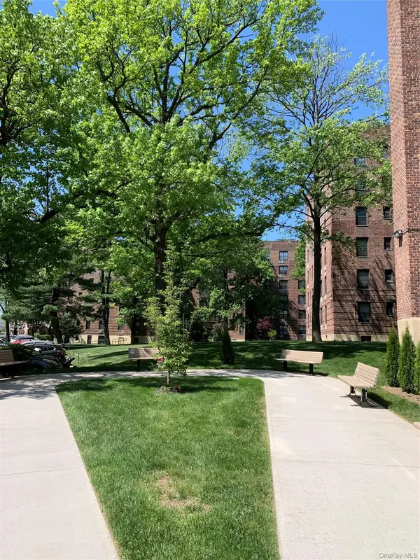 224-24 Union TPKE #4H, Oakland Gardens, NY 11364