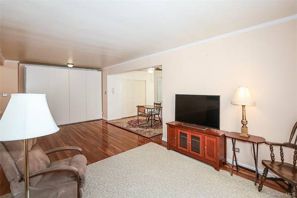 224-24 Union TPKE #4H, Oakland Gardens, NY 11364