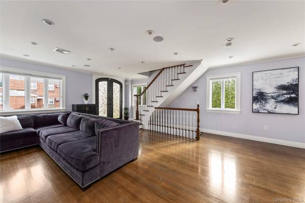 15496 Riverside DR, Whitestone, NY 11357