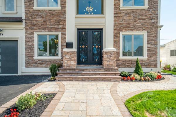 22 Sleepy LN, Hicksville, NY 11801