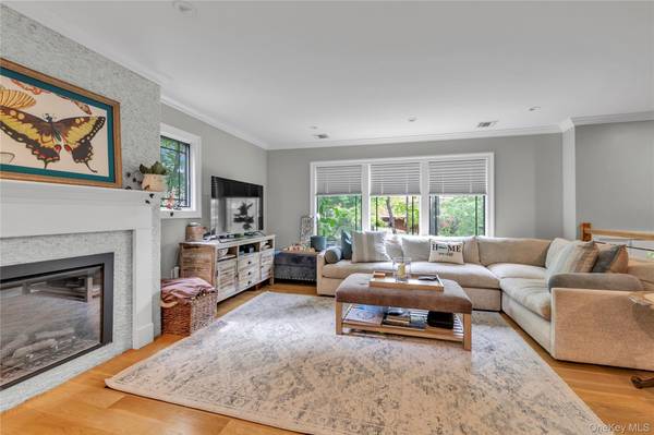 9 Winding WAY, Sea Cliff, NY 11579