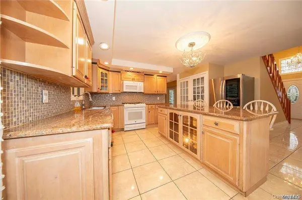 4025 Boston AVE, Seaford, NY 11783