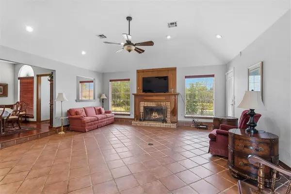 2202 Lakewood DR, Chickasha, OK 73018