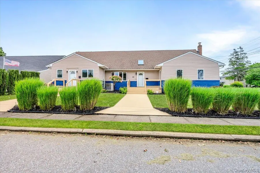 86 Edmore LN, West Islip, NY 11795
