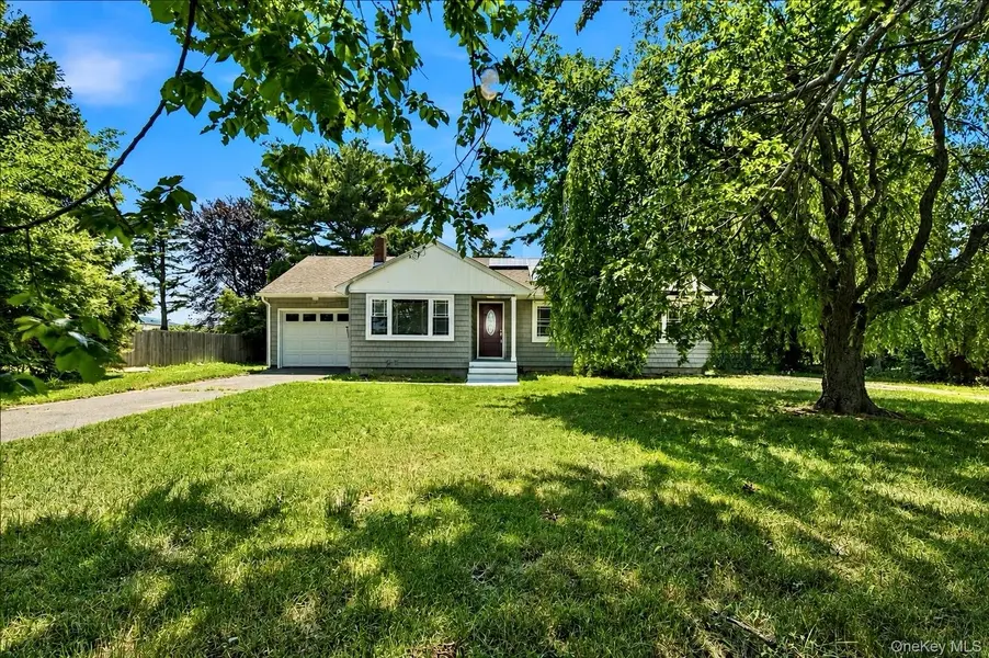 725 Peconic LN, Peconic, NY 11958