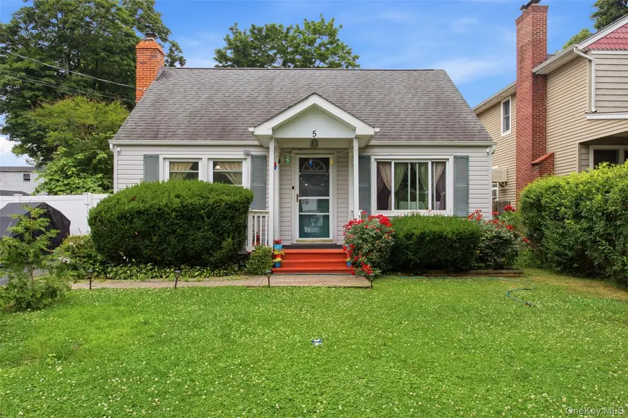 5 Putnam PL, Huntington Station, NY 11746