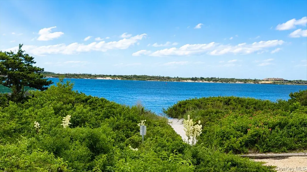 72 Circle DR, Oak Beach, NY 11702