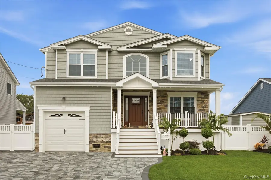 30 Berger AVE, Amityville, NY 11701
