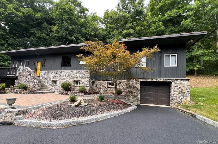 16 Briar Hill RD, Hopewell Junction, NY 12533