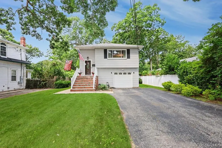555 N Windsor AVE, Brightwaters, NY 11718