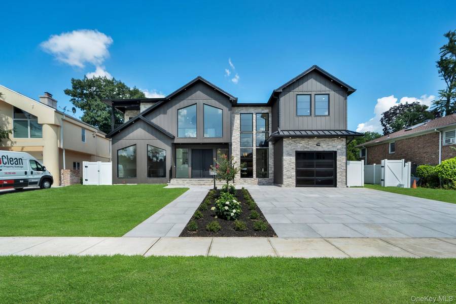 1931 Stratford DR, Westbury, NY 11590