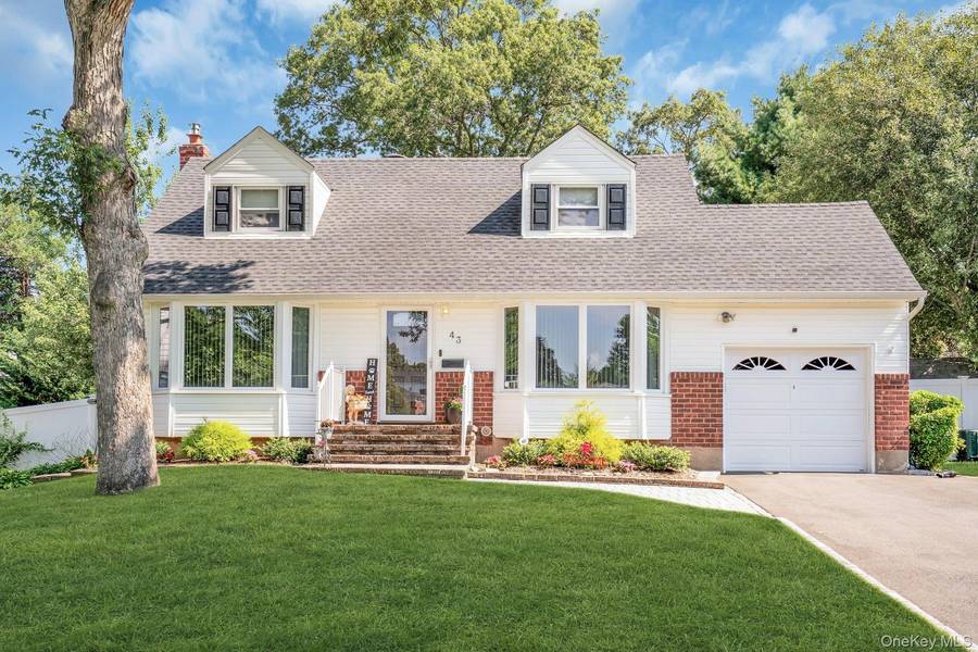 43 Genesee DR, Commack, NY 11725