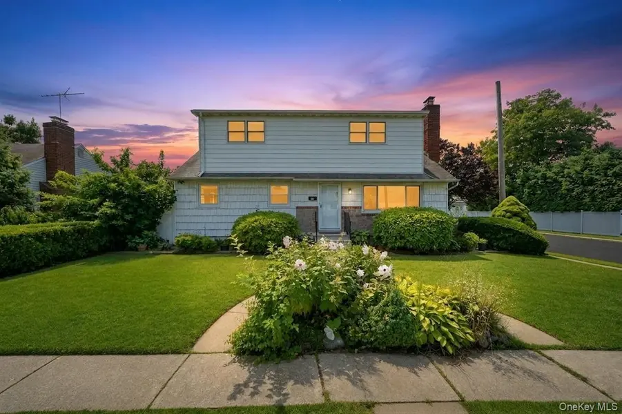 10 York ST, Hicksville, NY 11801