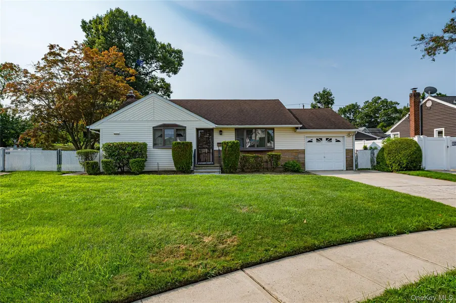 3986 Maplewood DR, Seaford, NY 11783
