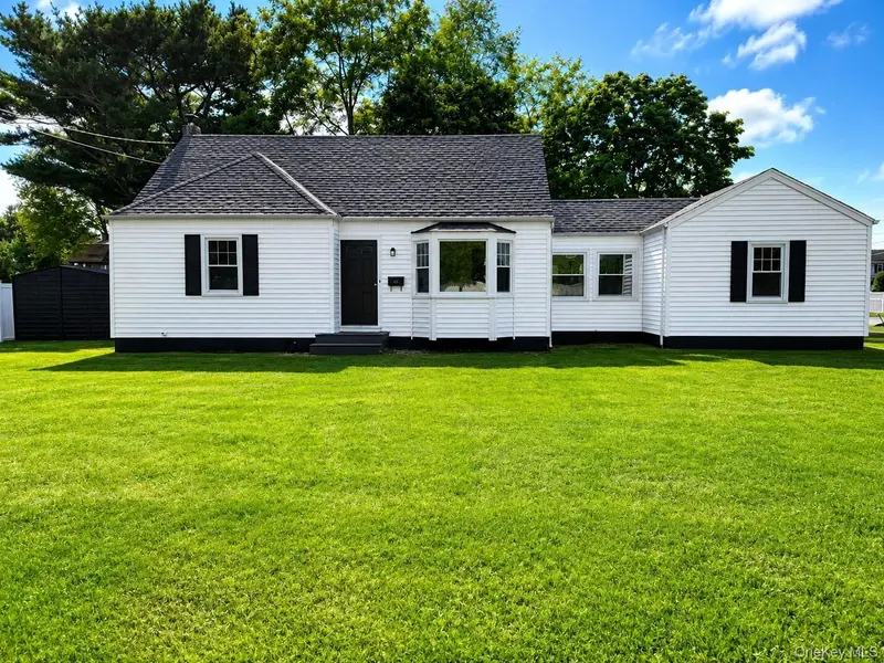 392 3rd AVE, Bayport, NY 11705