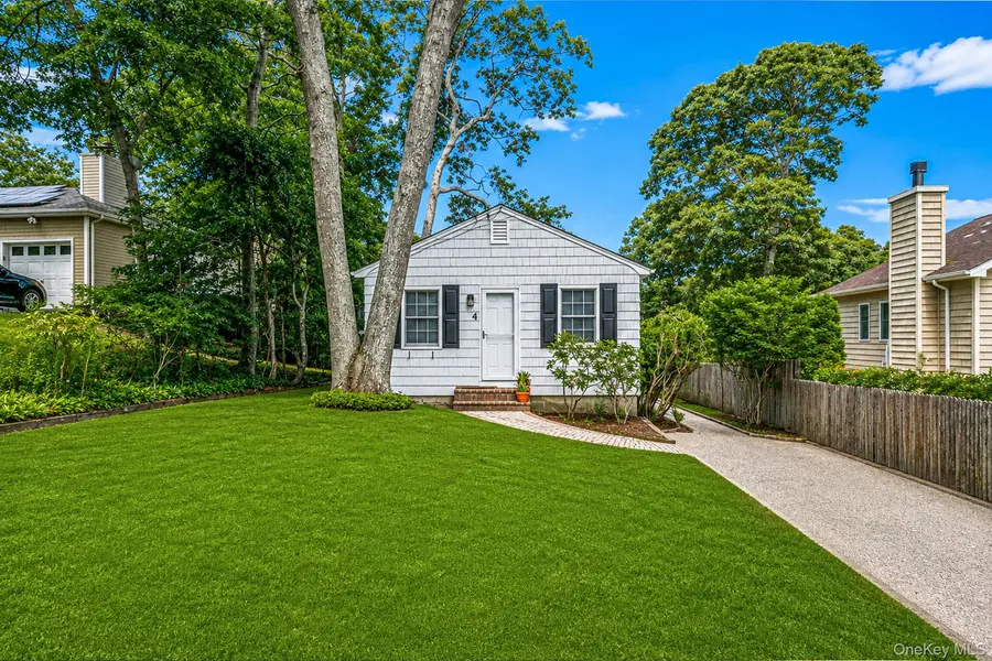 4 Vine ST, Hampton Bays, NY 11946