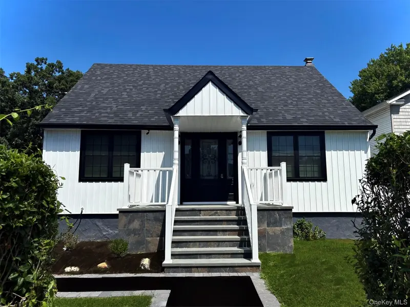 7 E Lakeland ST, Bay Shore, NY 11706