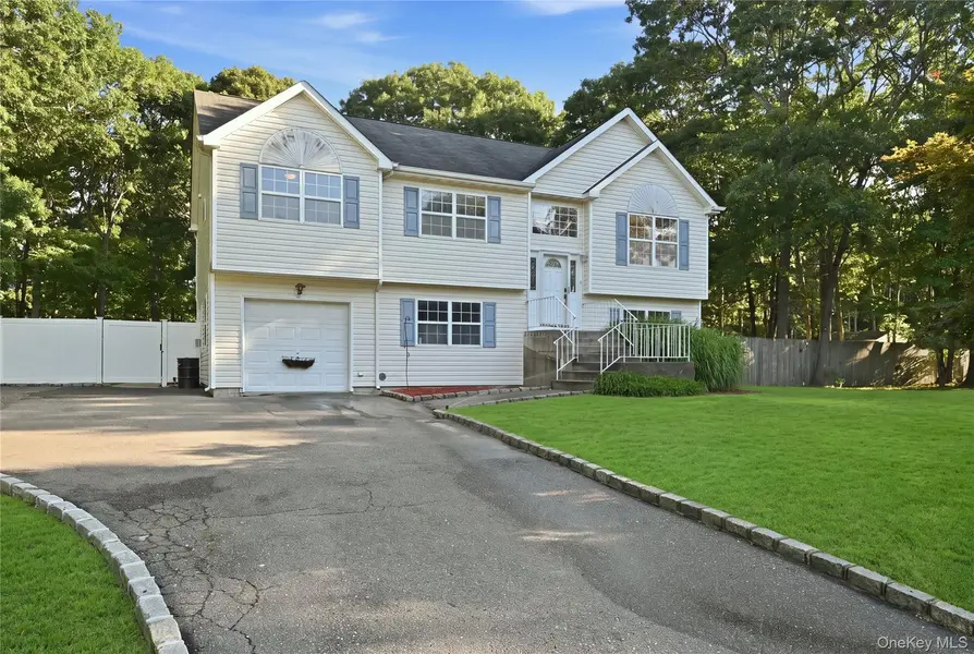 3 Mulligan DR, Medford, NY 11763