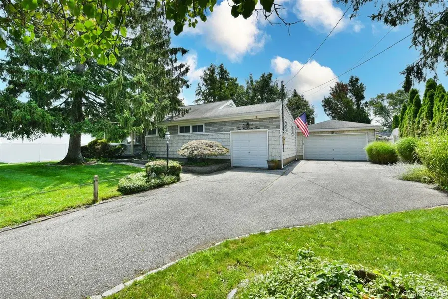204 Franklin ST, Massapequa Park, NY 11762