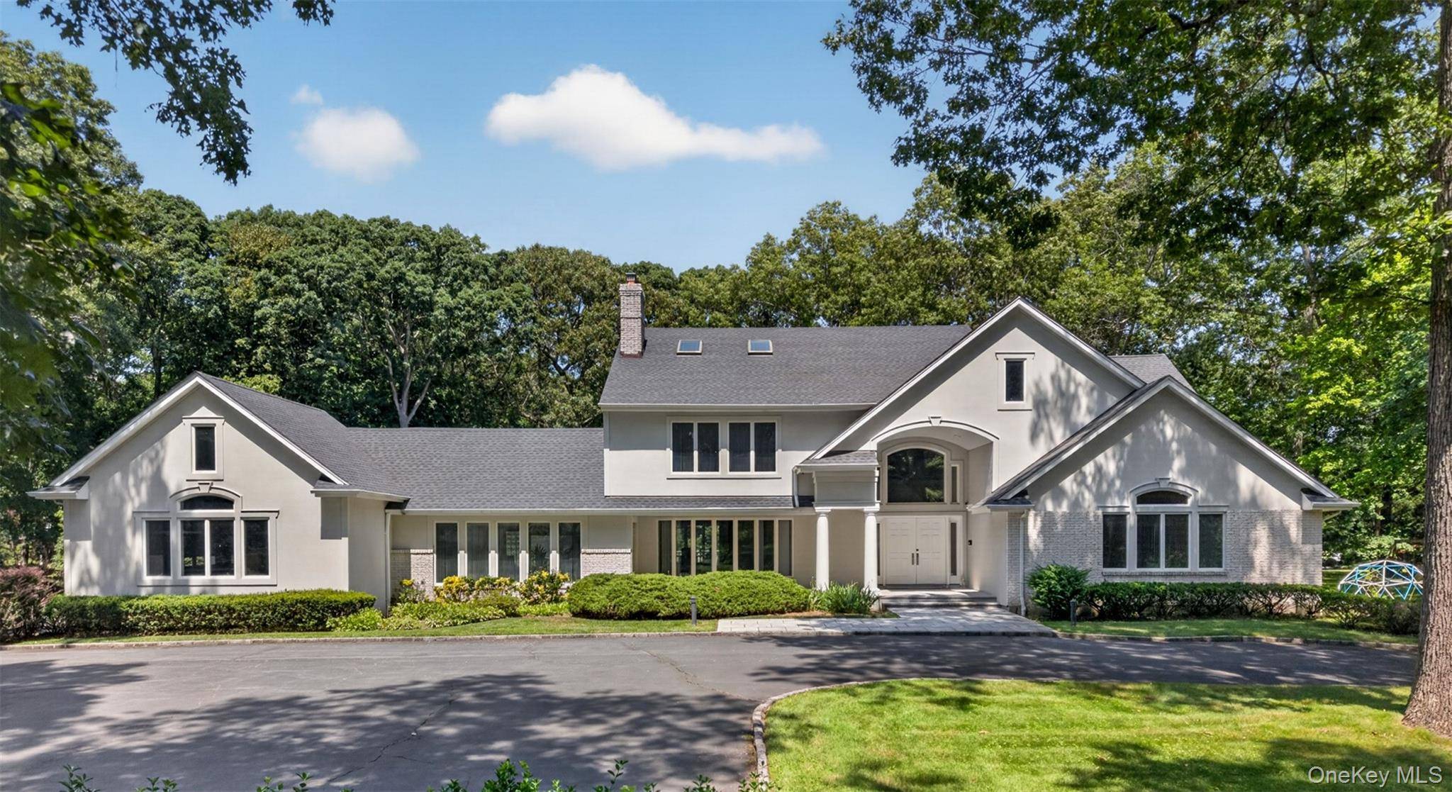8 Victorian LN, Brookville, NY 11545