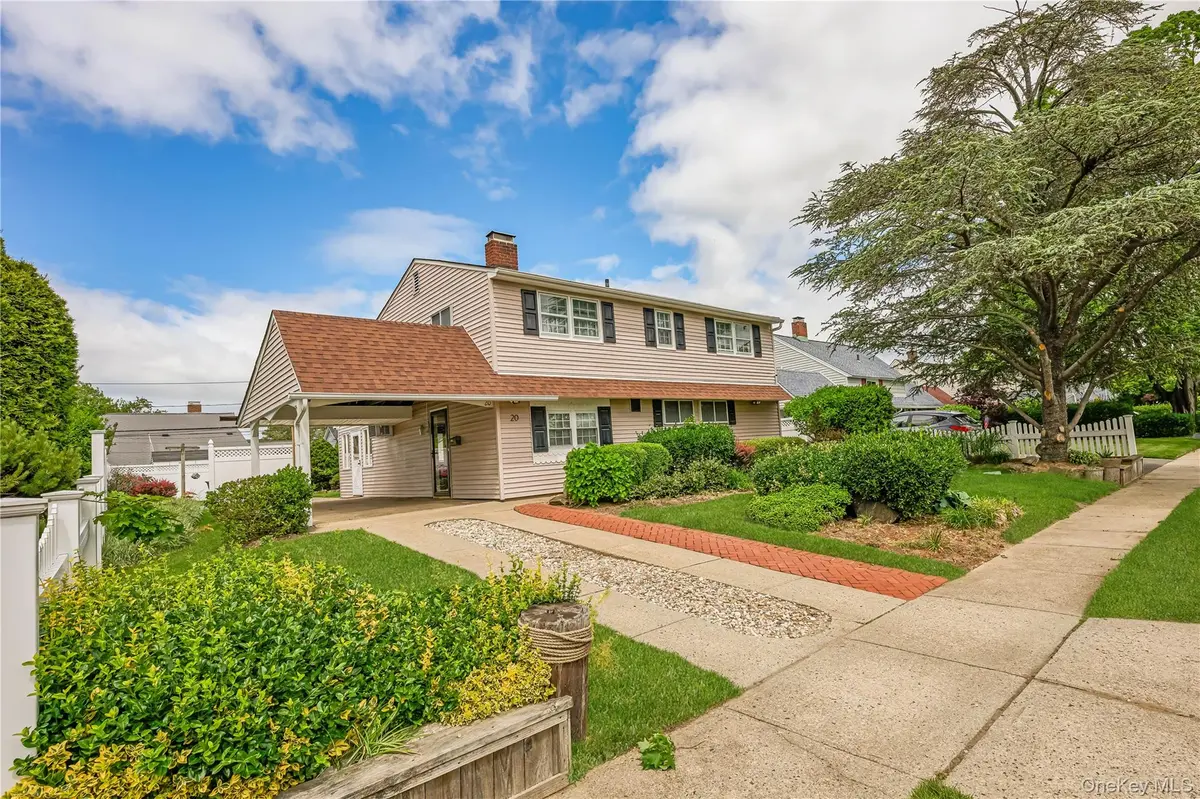20 Flagstone LN, Westbury, NY 11590