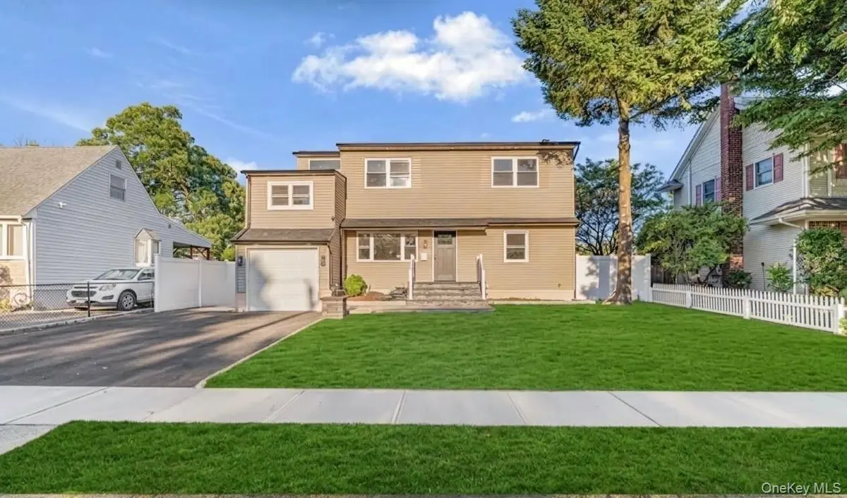 737 Flowerdale DR, Seaford, NY 11783