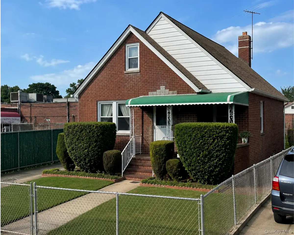 83-50 257th ST, Floral Park, NY 11004