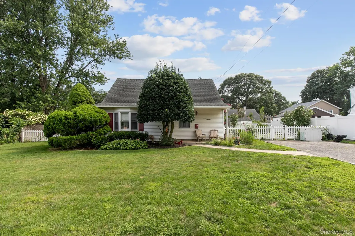 713 Wren CT, West Hempstead, NY 11552