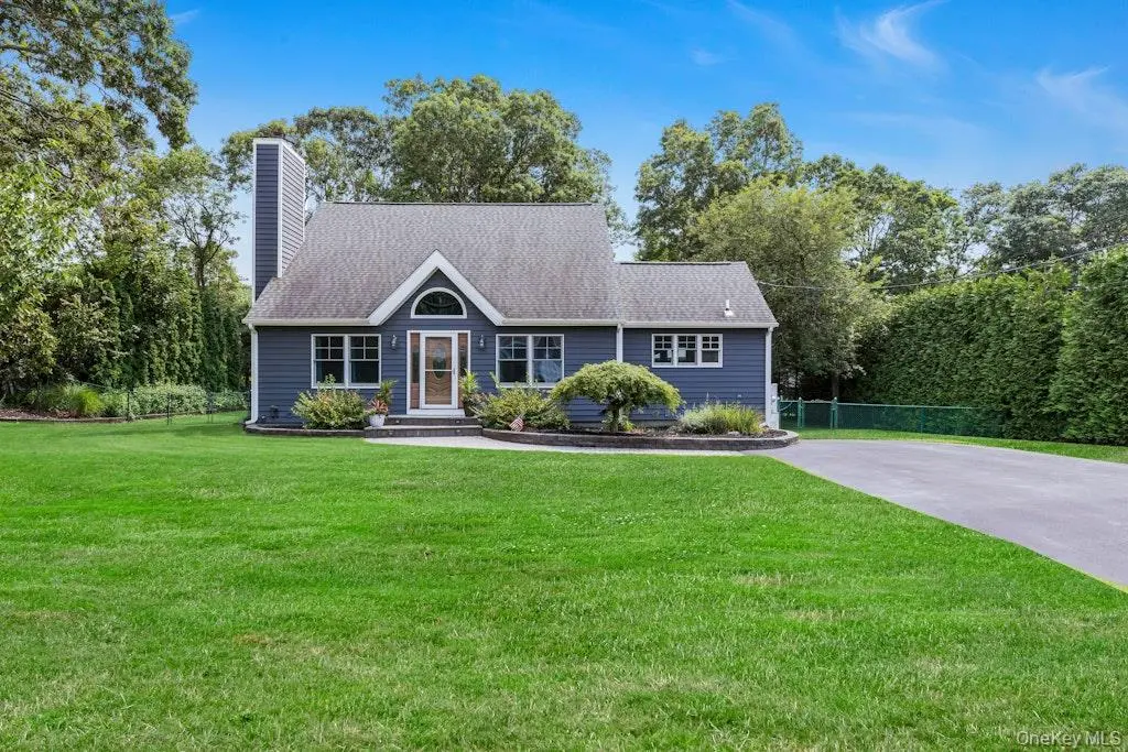 111 W Tiana RD, Hampton Bays, NY 11946