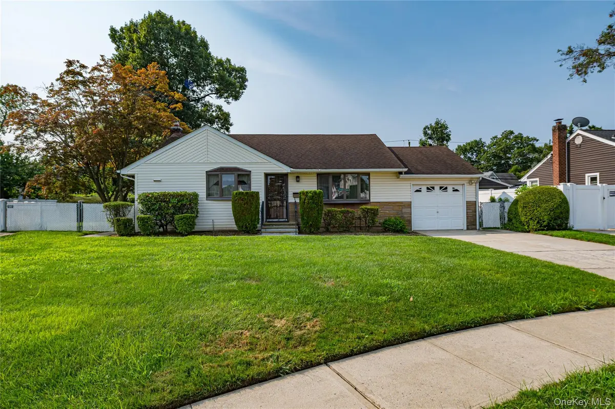 3986 Maplewood DR, Seaford, NY 11783