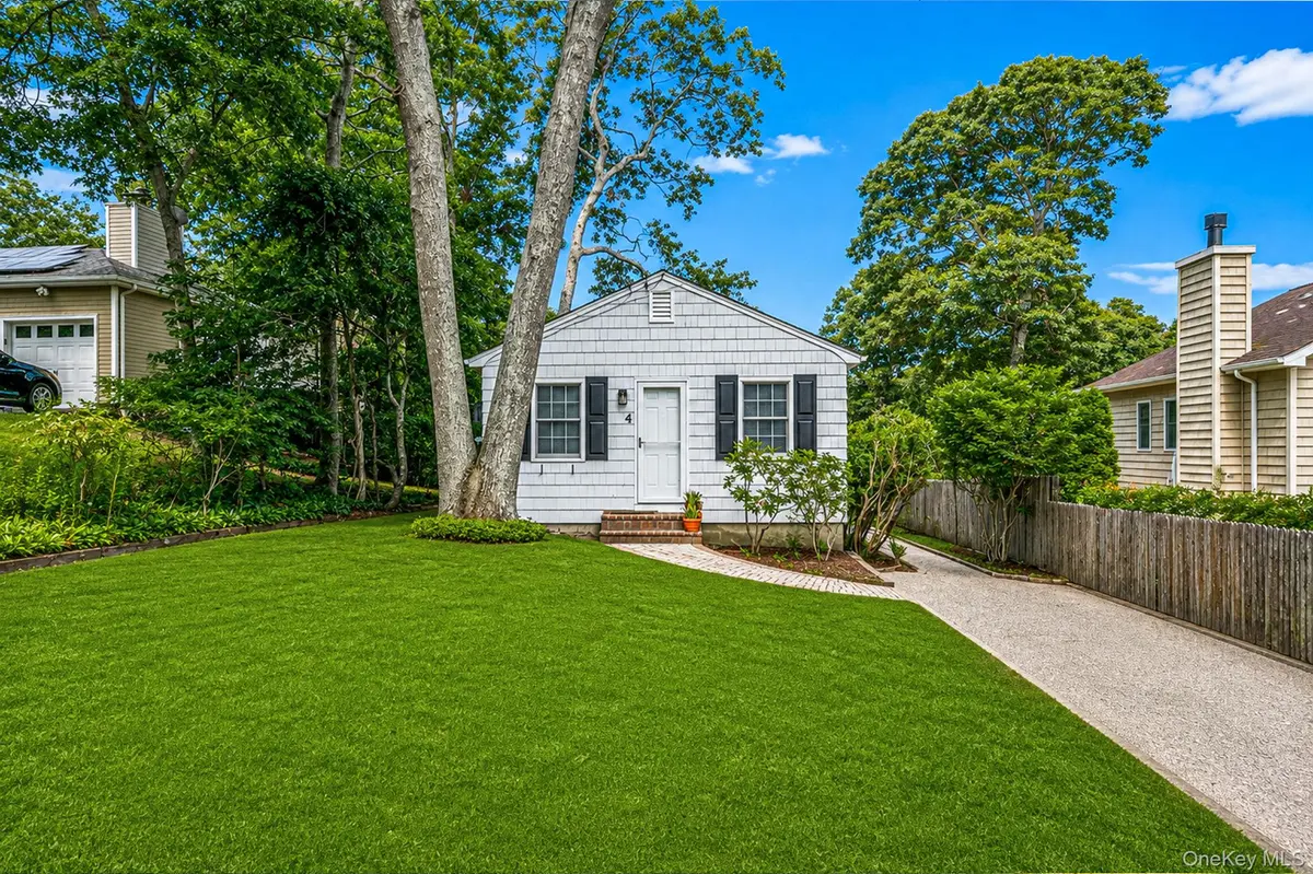 4 Vine ST, Hampton Bays, NY 11946