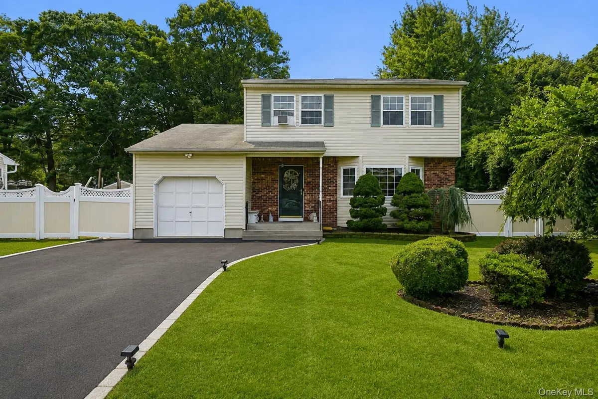 26 Probst DR, Shirley, NY 11967