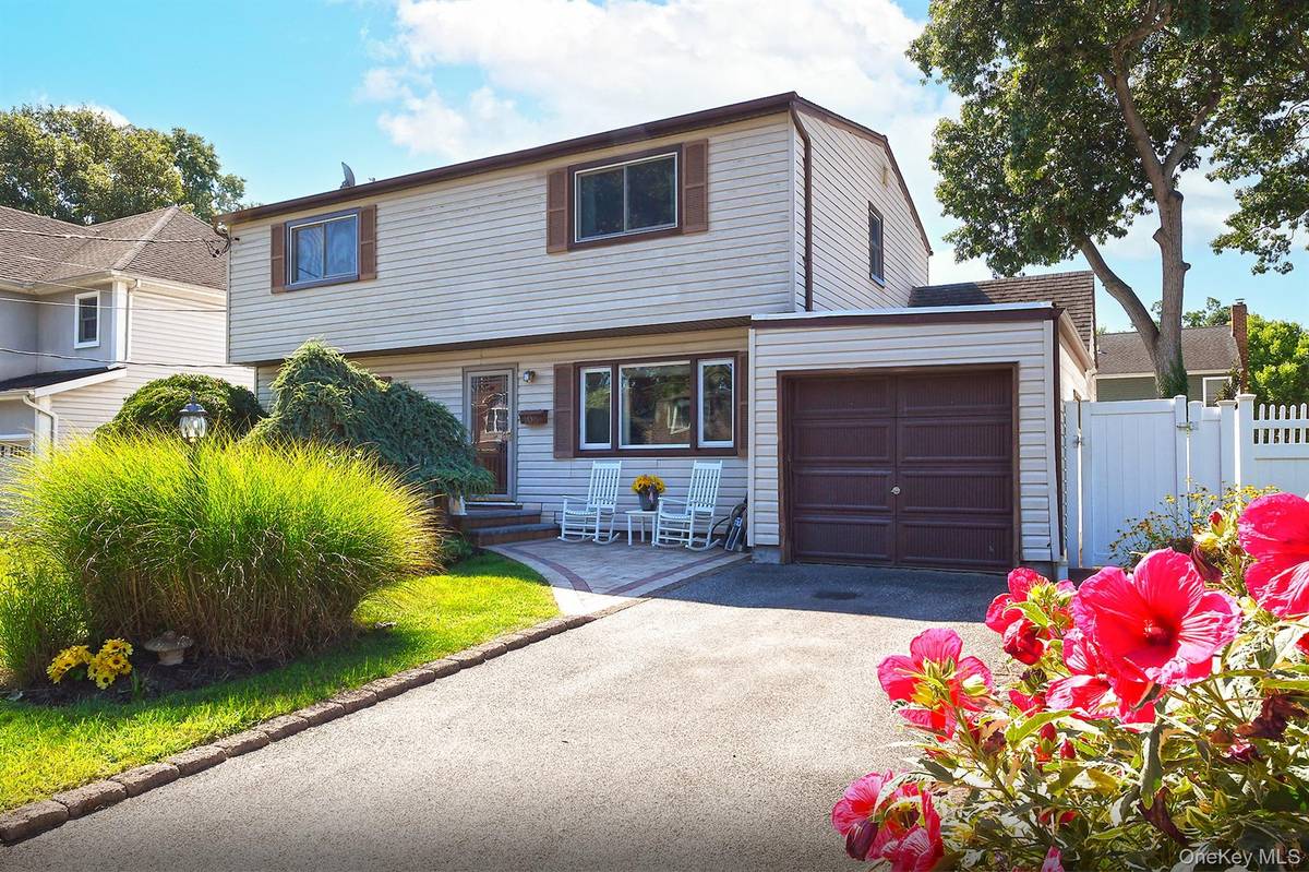 108 Connecticut AVE, Massapequa, NY 11758