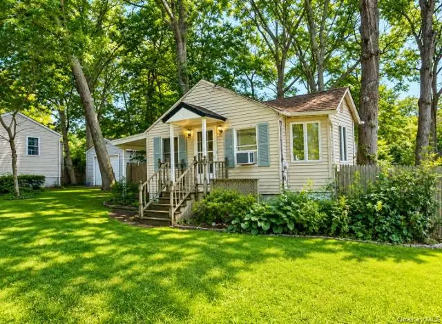 86 N Evergreen DR, Selden, NY 11784