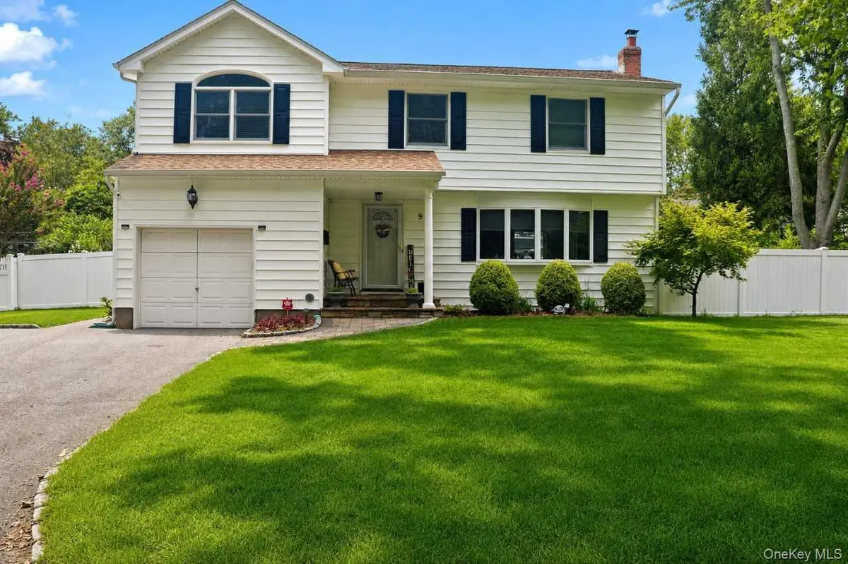 9 Gaston ST, Melville, NY 11747